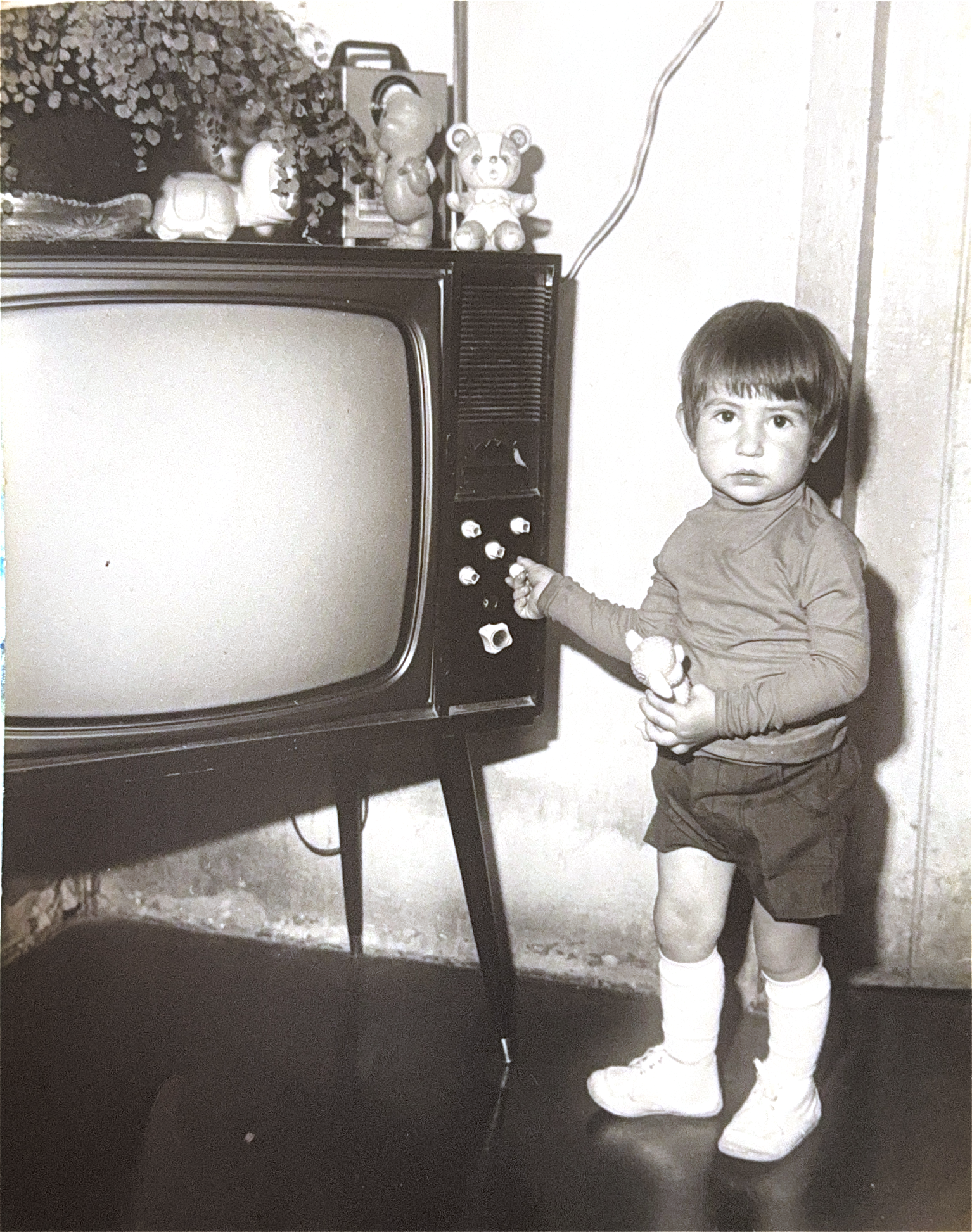 Marcelo Nanini ainda criança ao lado de uma televisão